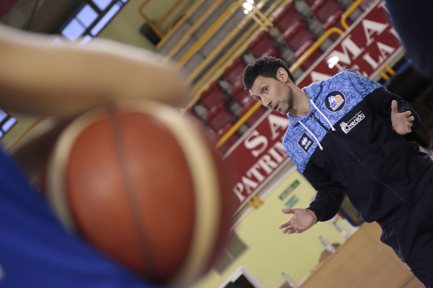 Fotos: Jorge Recio anima a las jugadoras de Avenida en el primer entrenamiento de Vázquez