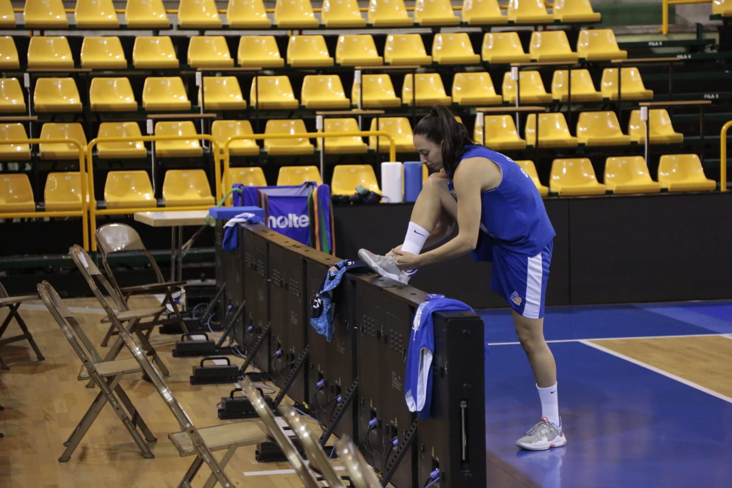 Fotos: Jorge Recio anima a las jugadoras de Avenida en el primer entrenamiento de Vázquez