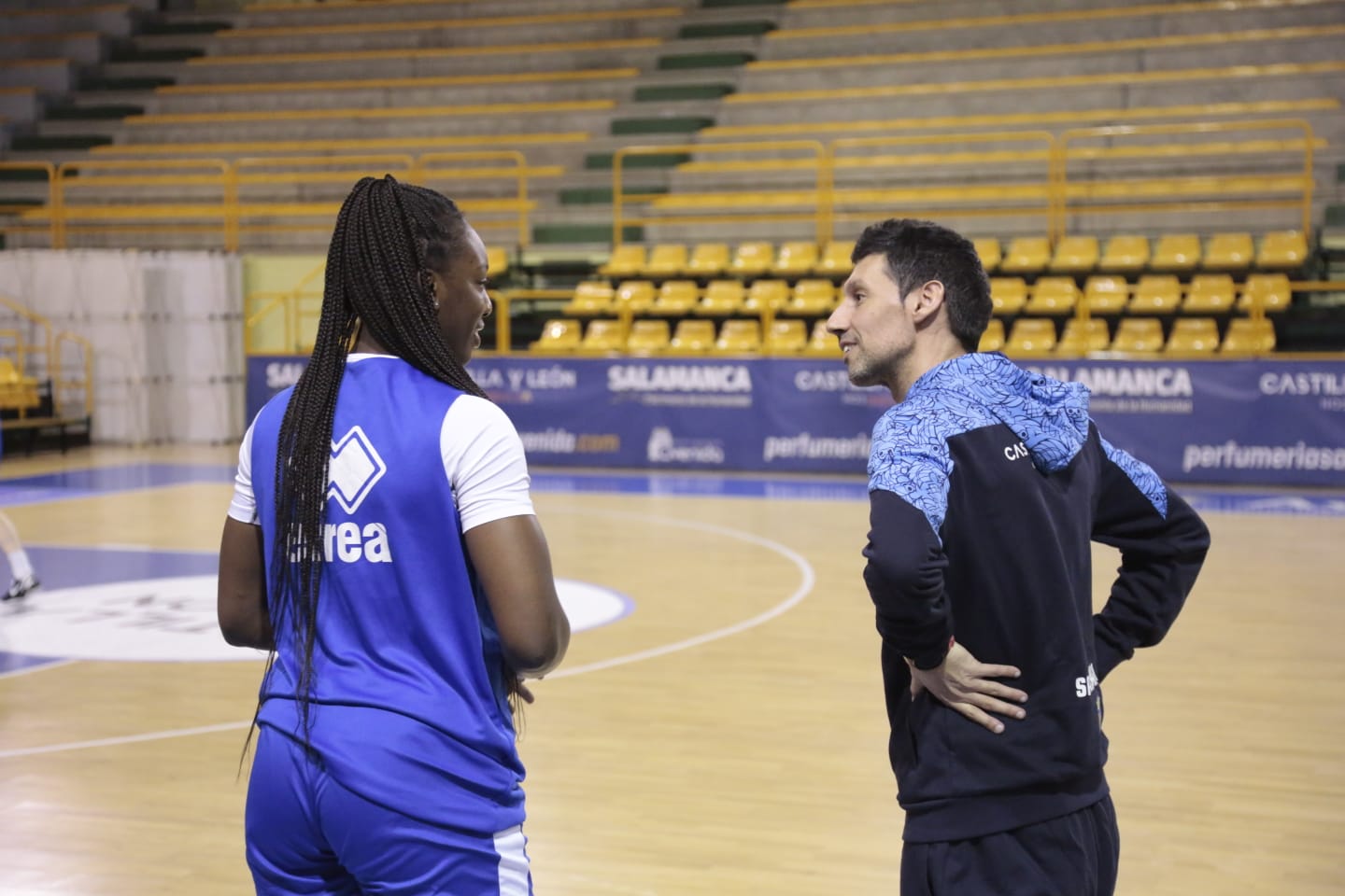 Fotos: Jorge Recio anima a las jugadoras de Avenida en el primer entrenamiento de Vázquez
