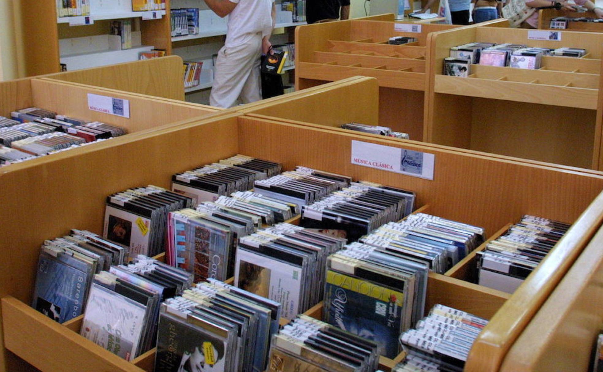Imagen de archivo: discos en una biblioteca. 