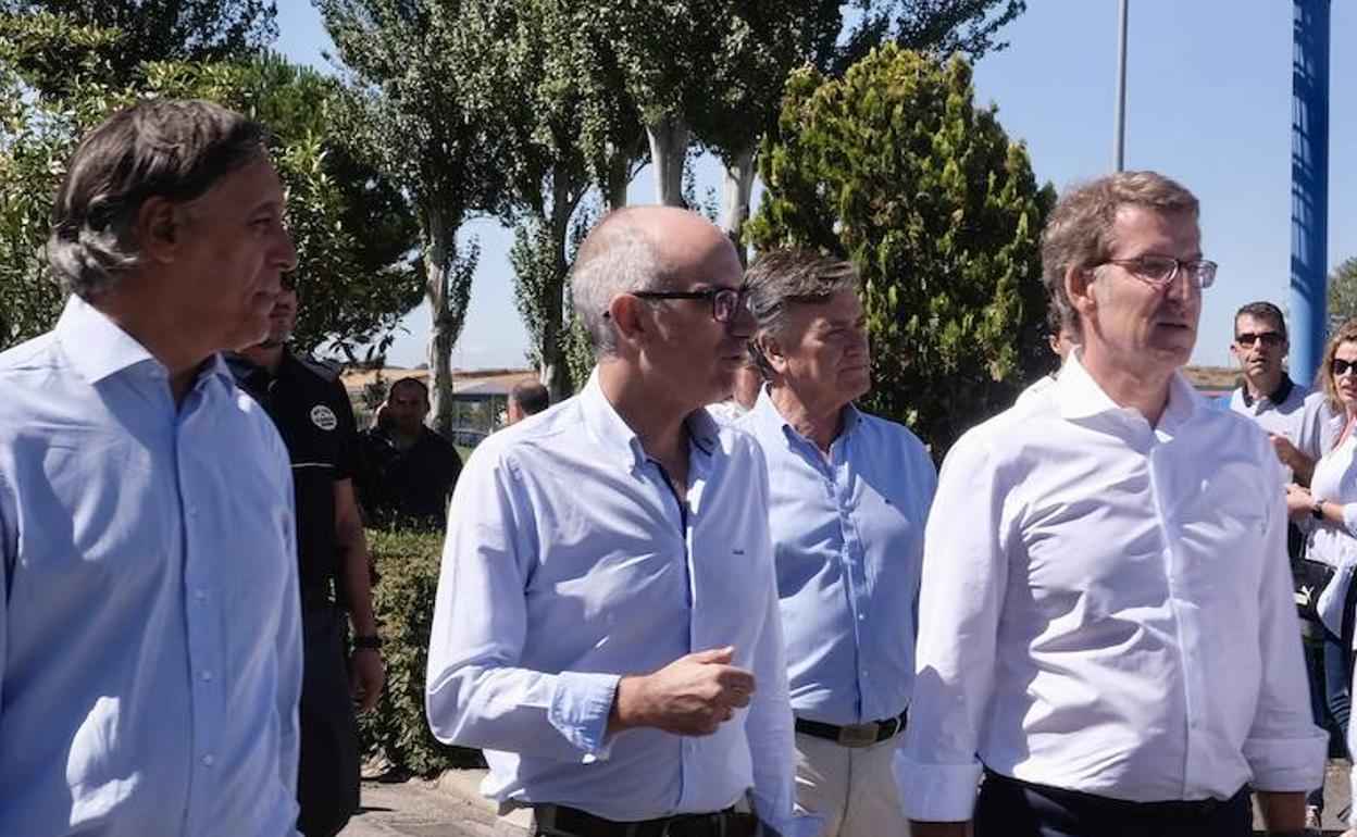 Alberto Núñez Feijóo, junto a Javier Iglesias y Carlos García Carbayo, durante una visita a la feria Salamaq.