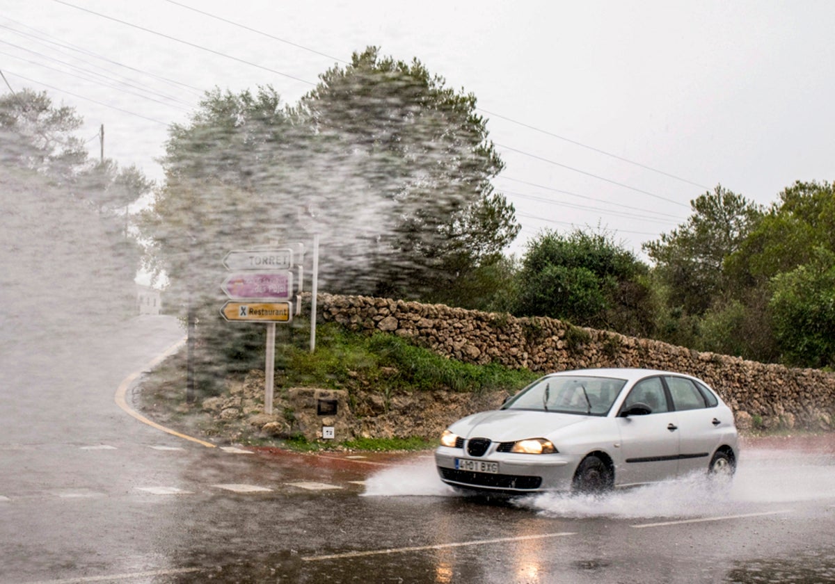 Fuertes lluvias y viento en carretera