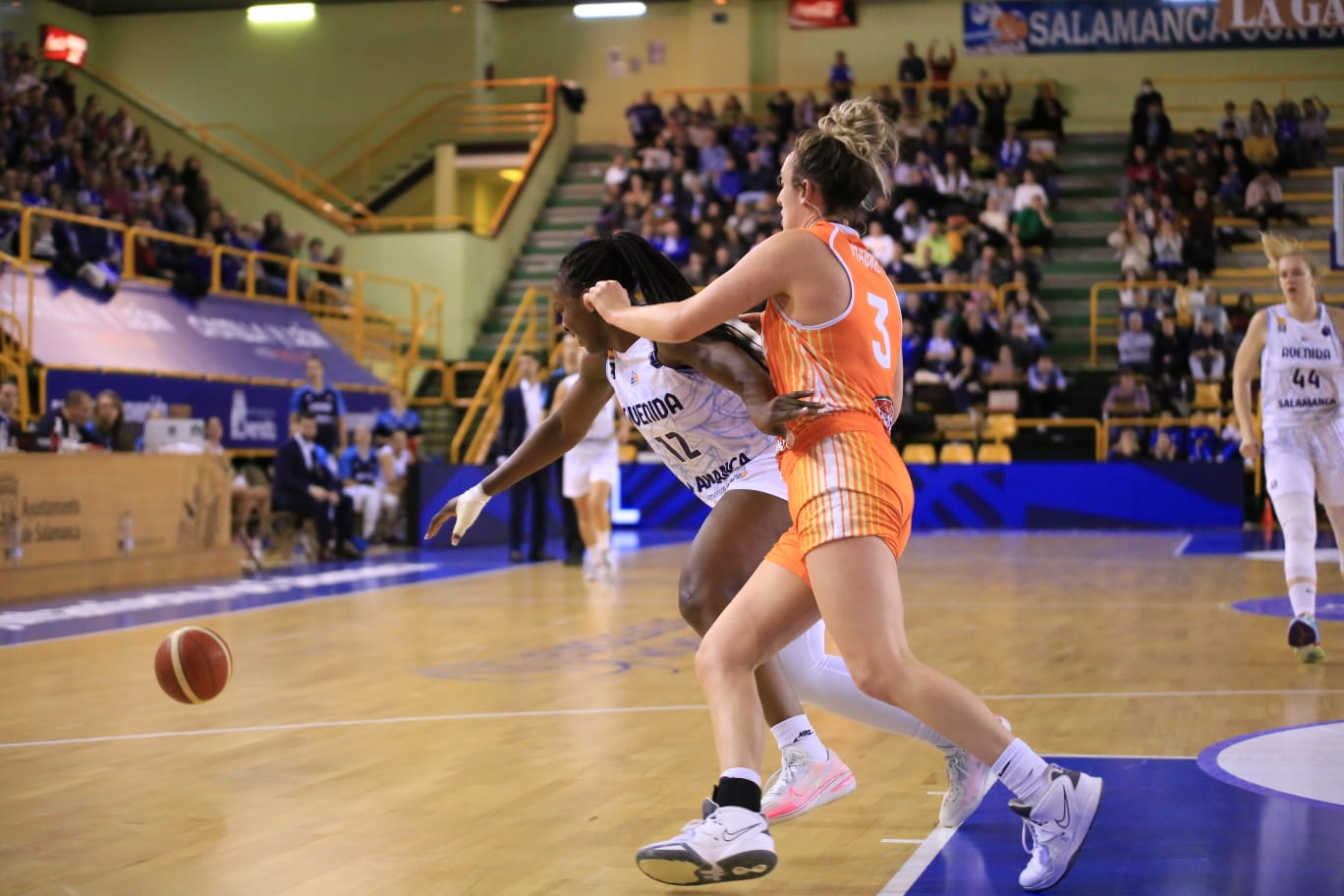 Fotos: Primer partido de Vázquez con el CB Avenida