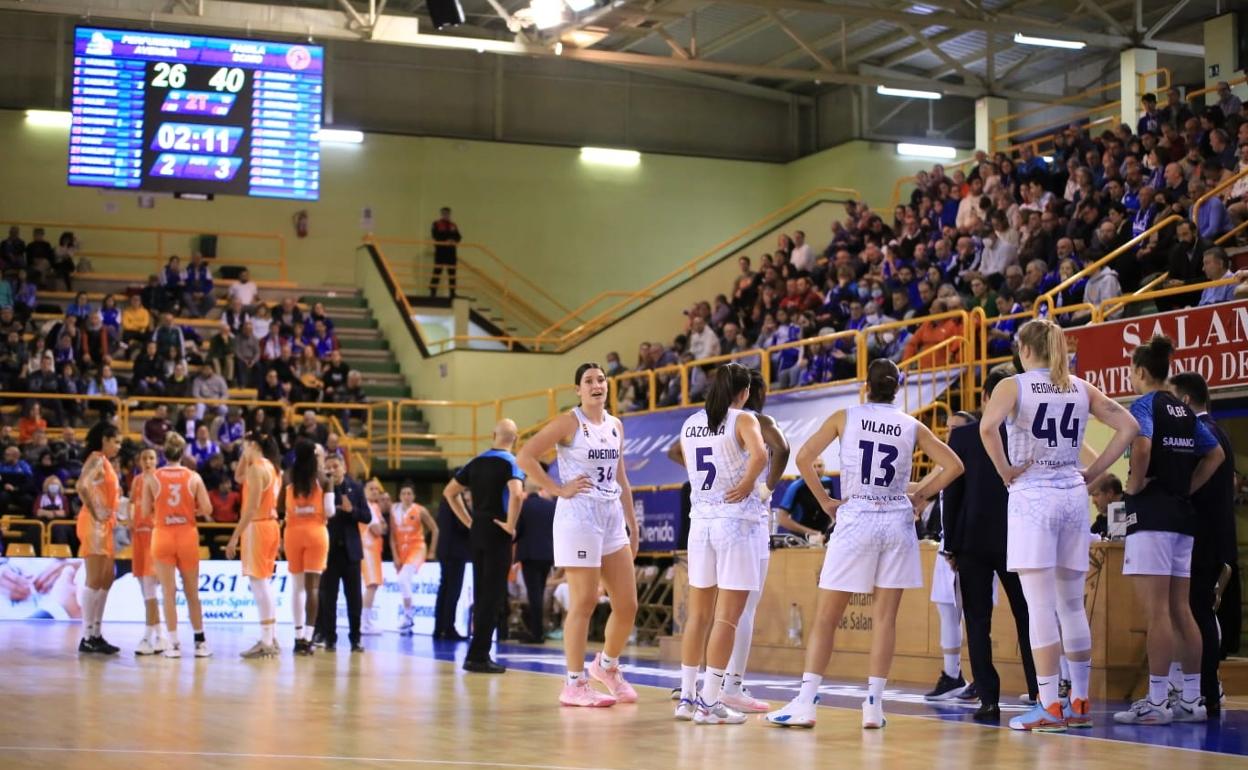 Las jugadoras esperan la revisión de una jugada durante el segundo cuarto 