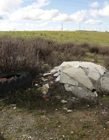 Imagen secundaria 2 - El Ayuntamiento dio rápidamente aviso a la empresa encargada de limpiar los vertidos incontrolados. 