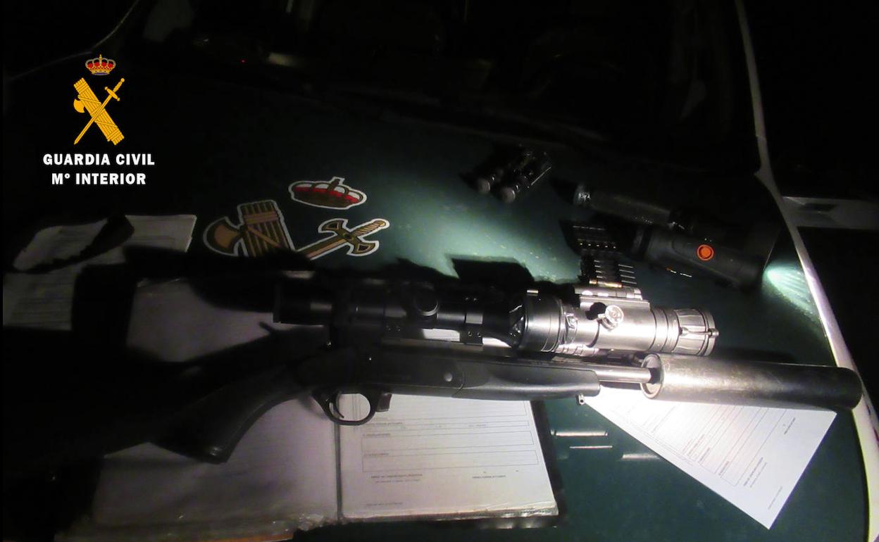 El arma que utilizaron los detenidos en su caza furtiva. 