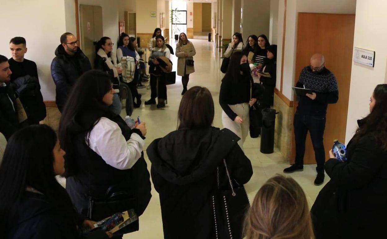 Aspirantes, en el edificio del FES que ha acogido el MIR en Salamanca. 