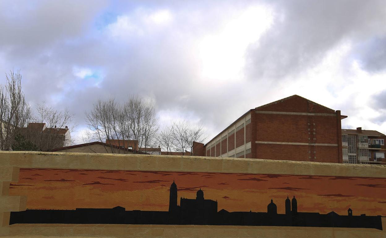 Mural de la silueta de Salamanca en un edificio del barrio Blanco. 