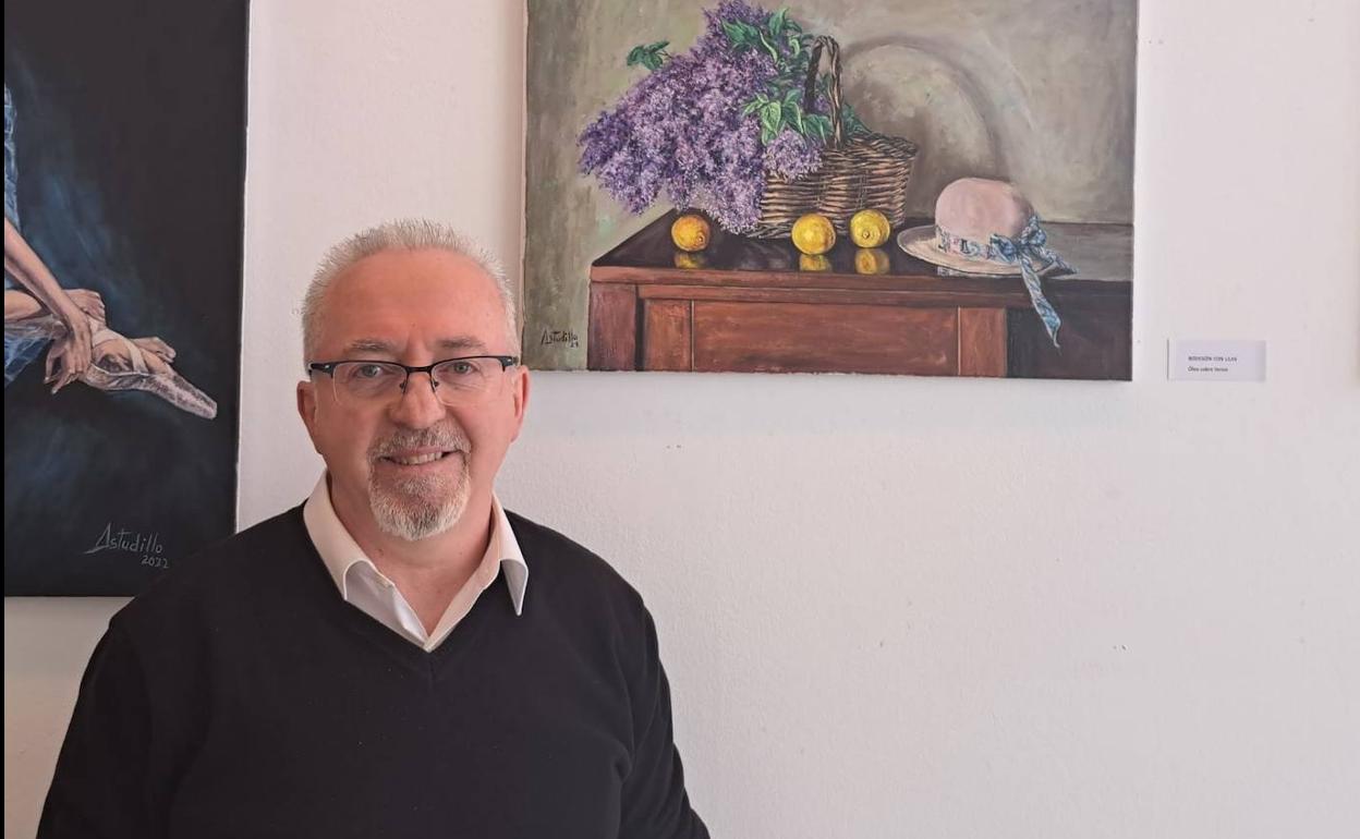 Juan Carlos García Astudillo frente a alguna de sus obras. 