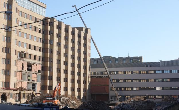 Imagen del espectacular brazo que se levanta por encima del edificio más alto del viejo hospital.