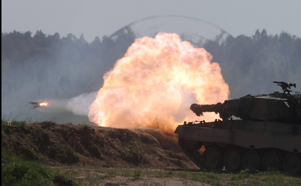 Un tanque Leopard 2 en unas maniobras. 