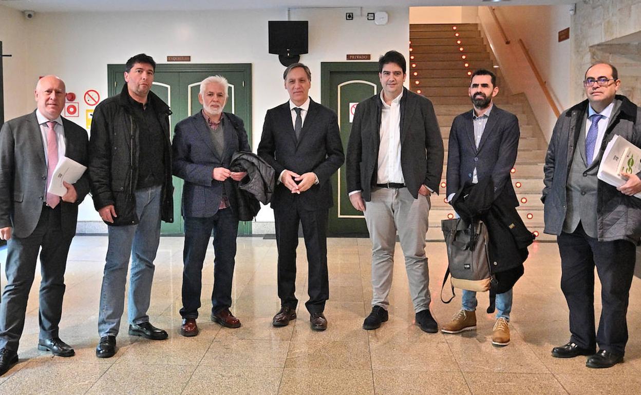 El alcalde de Salamanca, Carlos García Carbayo, junto a los representantes de este órgano, integrado por el Ayuntamiento, la patronal CEOE-Cepyme y por los sindicatos CCOO y UGT. 