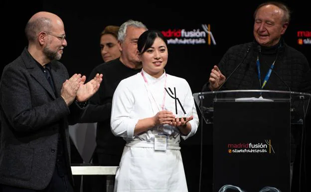 Noelia Tomoshige , con el premio que le acredita como la pastelera revelación. 