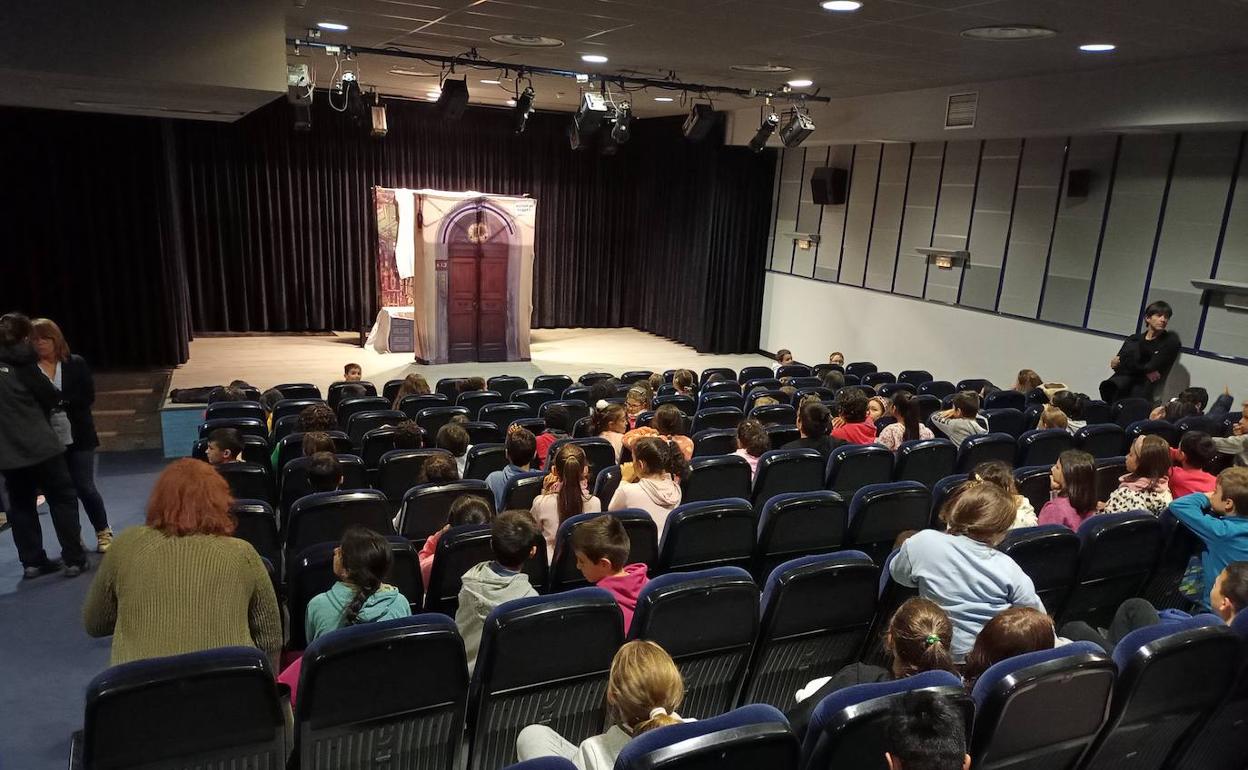 Niños de Santa Marta asisten a una representación teatral. 