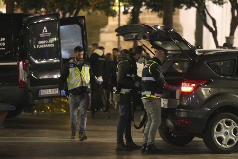 La Policía recoge muestras de la zona del ataque.