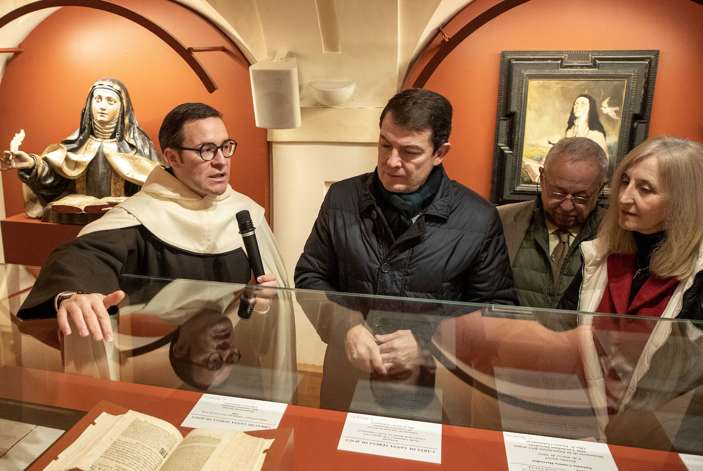 Imagen secundaria 2 - Mañueco ensalza la figura de Santa Teresa como «fuente de inspiración» en Salamanca