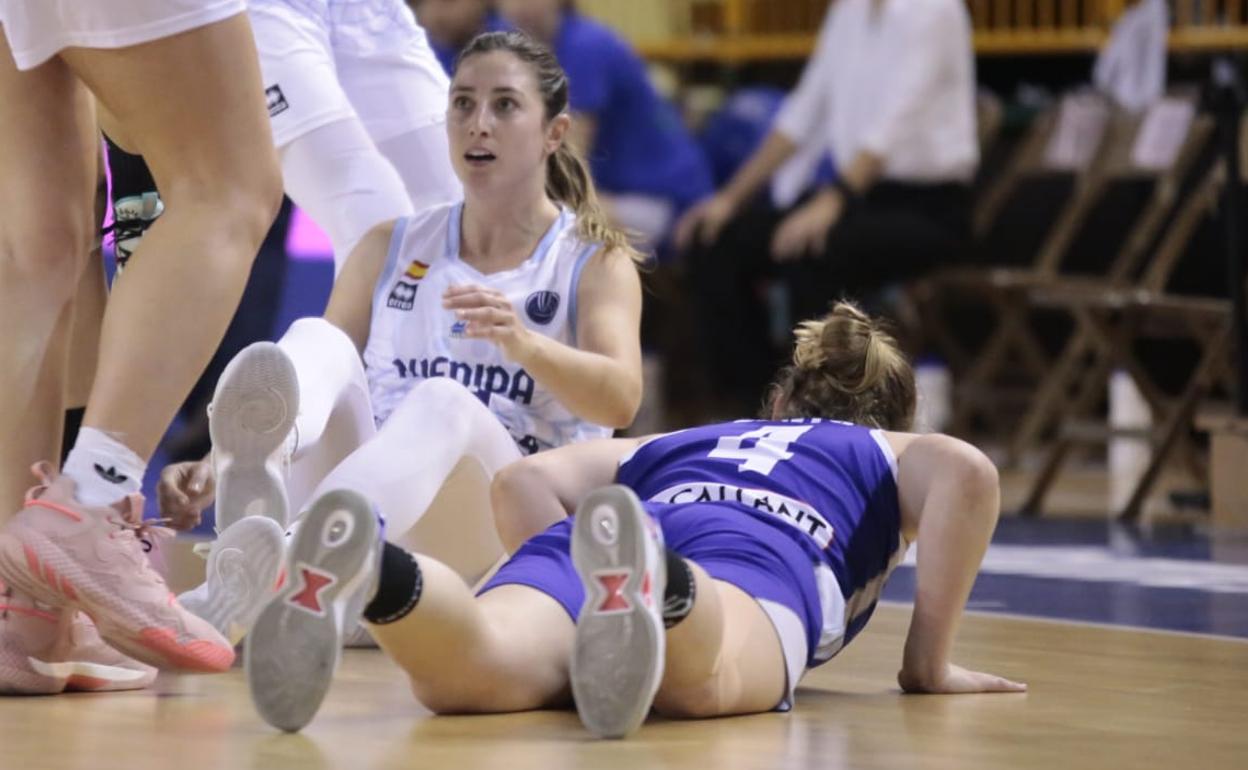 Leo Rodríguez, en el suelo, durante el partido de la primera vuelta ante el Kangoeroes Mechelen en Würzburg. 