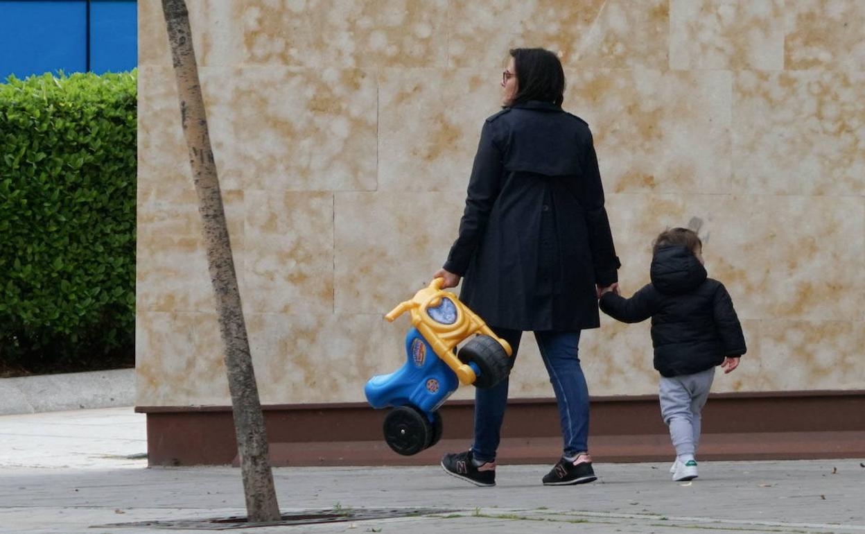 Una madre pase con un menor por Salamanca. 