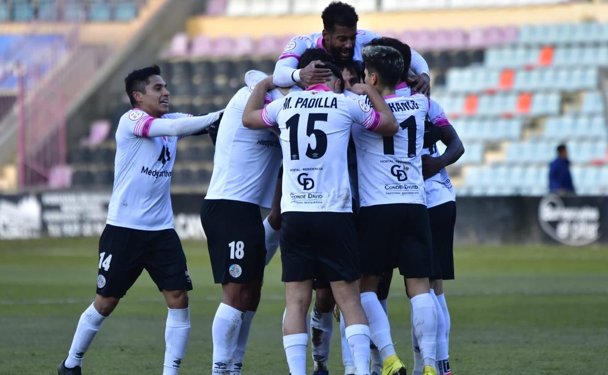 Los jugadores del Salamanca CF UDS celebran uno de los goles.