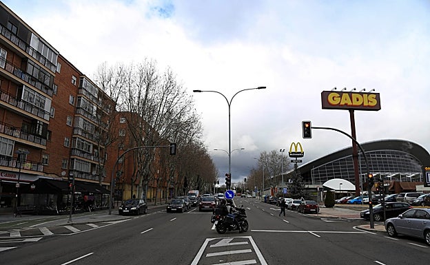 Imagen principal - Garrido es un barrio con «mucho cemento», un parque de viviendas antiguo y poblaciones con niveles de renta muy distintos a ambos lados de la avenida de Los Cipreses. 