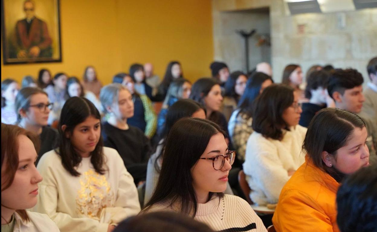 Más de 60 alumnos internacionales procedentes de distintos países de Europa y América Latina estuvieron presentes en el acto. 