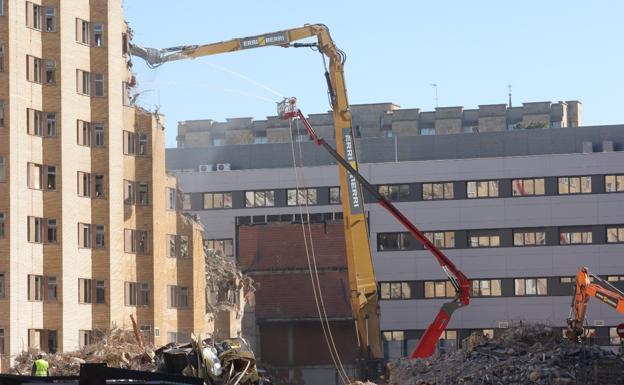 Los operarios trabajan en el derribo del edificio más alto del viejo hospital de Salamanca. 