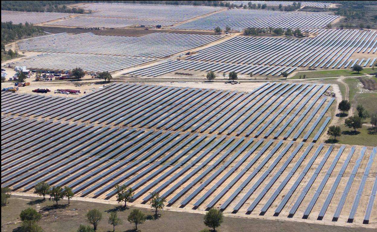 Vista de la planta solar Villarino durante su construcción. 
