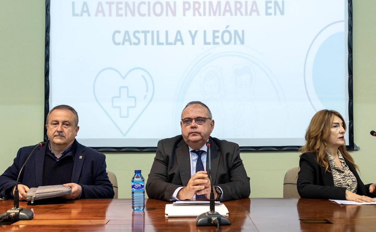 El consejero de Sanidad, Alejandro Vázquez (centro) junto al secretario y secretaria general de la Federación de Sanidad y Sectores Sociosanitarios de Castilla y León, Ana Rosa Arribas y Humberto Muñóz.