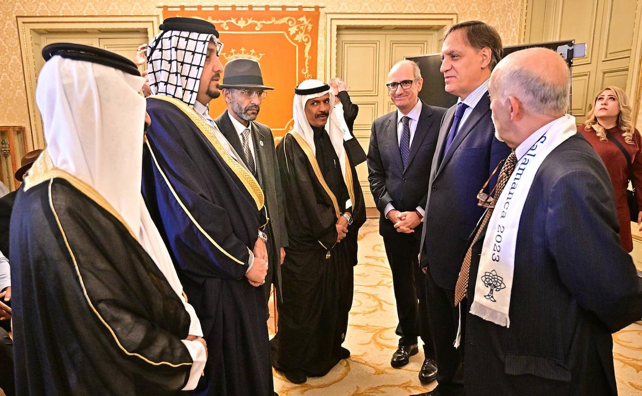 El alcalde García Carbayo, con unos jeques, en el Ayuntamiento de Salamanca. 