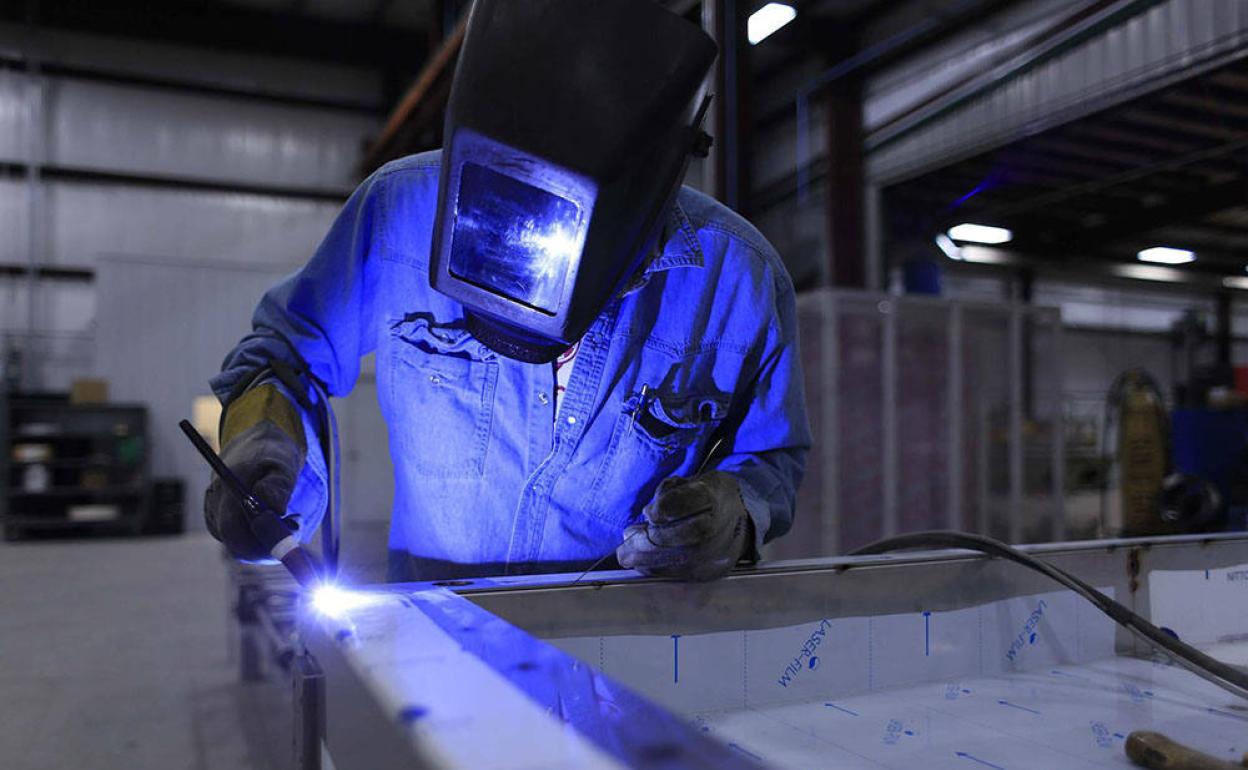 Un operario en una industria. 