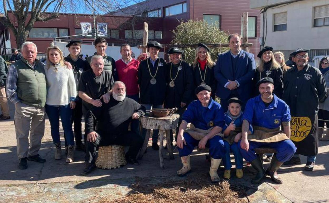 El acto se ha celebrado en la plaza Castilla y León, hasta donde se han desplazado autoridades, homenajeados y vecinos. 