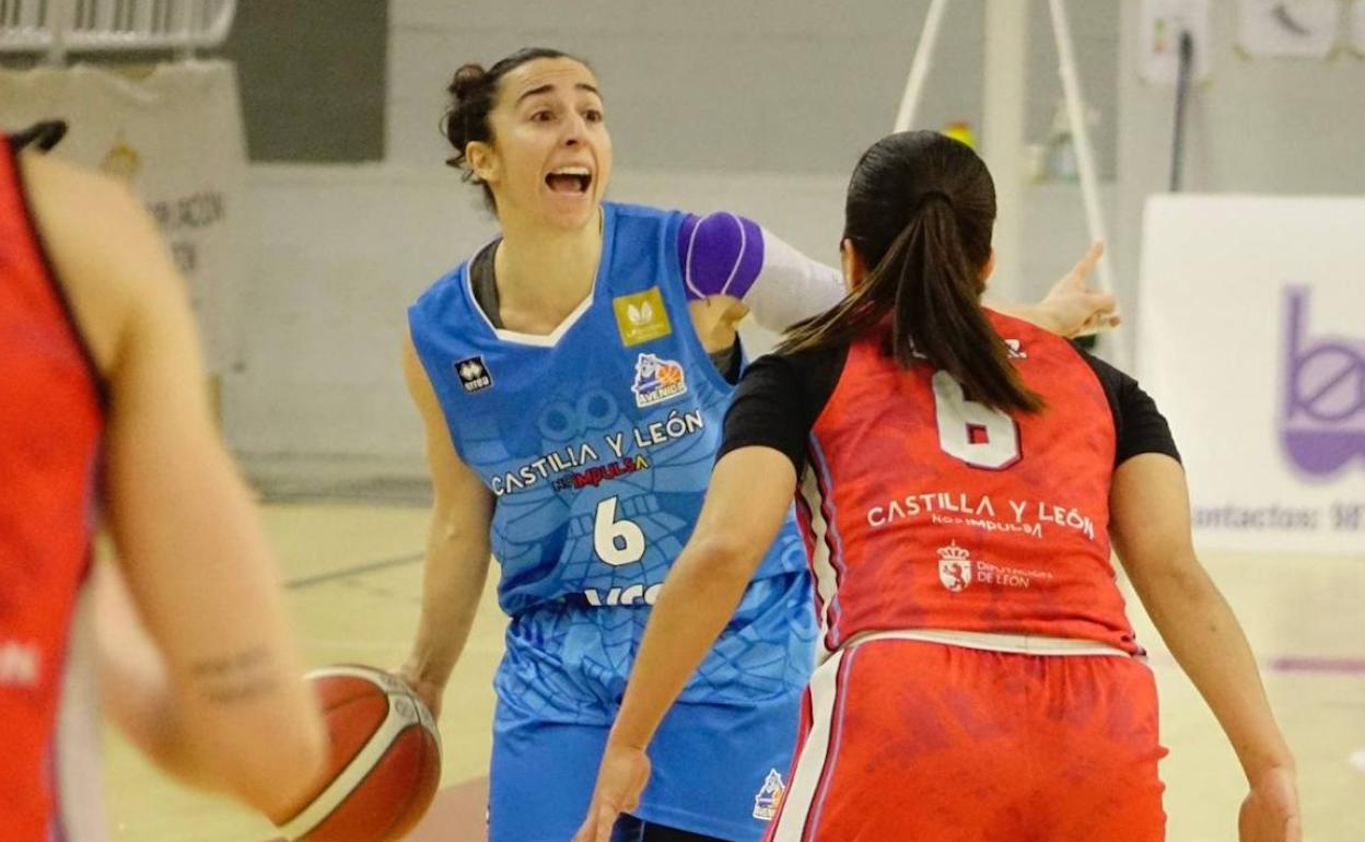 Silvia Domínguez, ante un rival de Bembibre. 