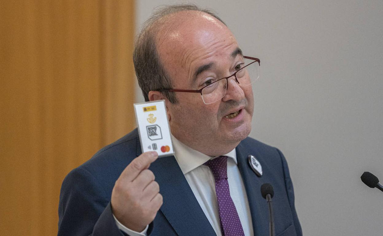 Miquel Iceta, ministro de Cultura y Deporte, mostrando la tarjeta prepago del Bono Cultural Jóven en un acto.
