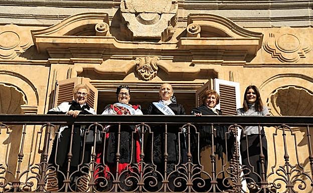 Grupo de aguederas junto a la concejala Almudena Parres en el balcón del Ayuntamiento. 