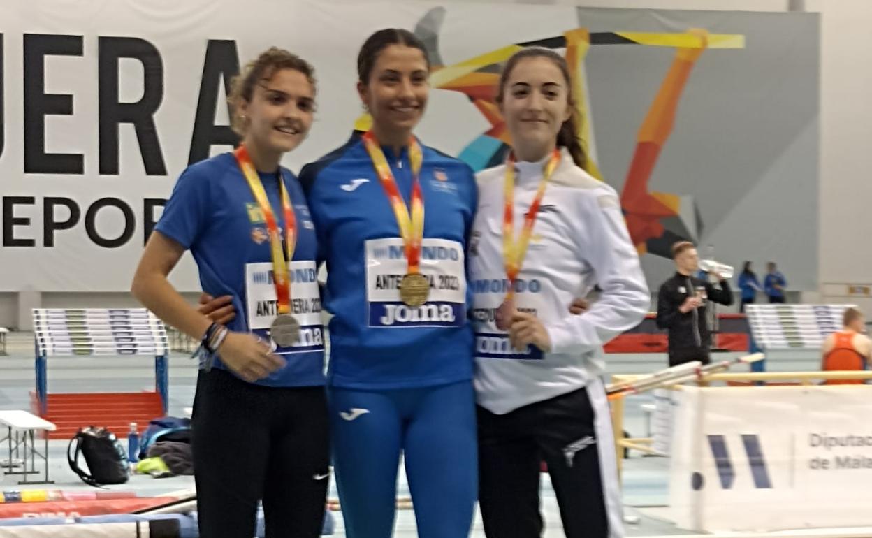Rocio Garrido, a la derecha, con la medalla de bronce en Antequera. 