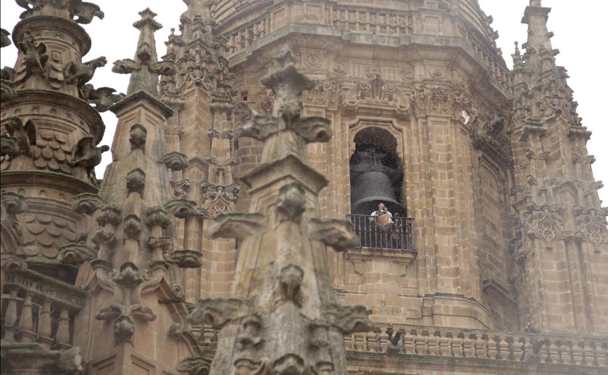 La torre de la Catedral de Salamanca afectada por un terremoto. 