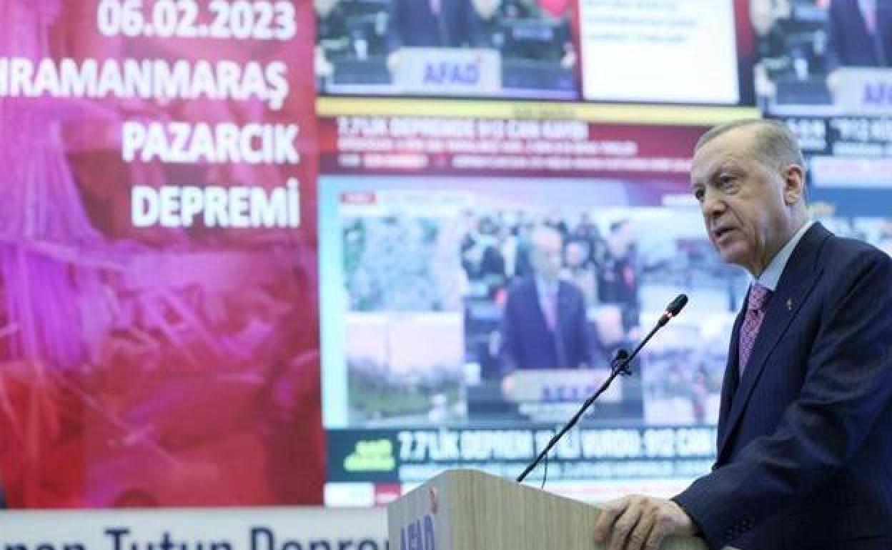 Recep Tayyip Erdogan da un discursi en la sede de la Autoridad de Gestión de Desastres y Emergencias de Turquía