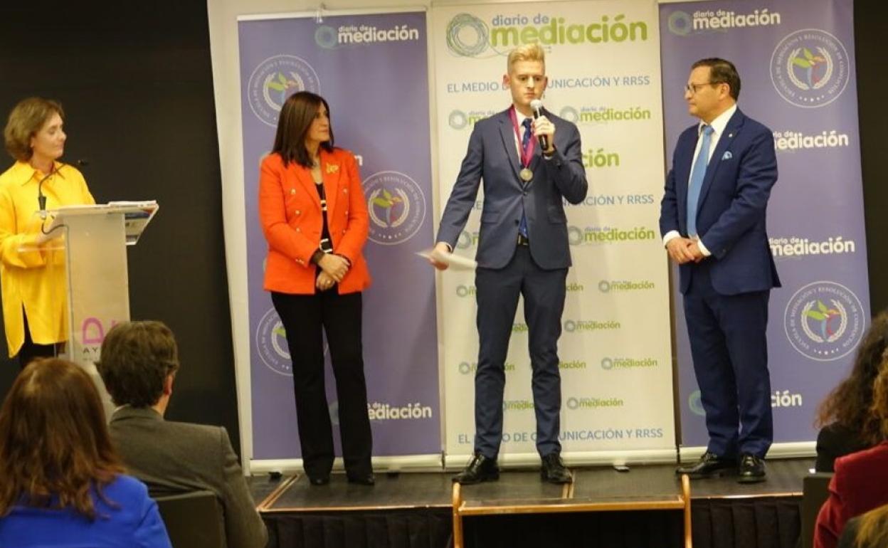 José Ignacio Gago Alonso recibe su premio. 
