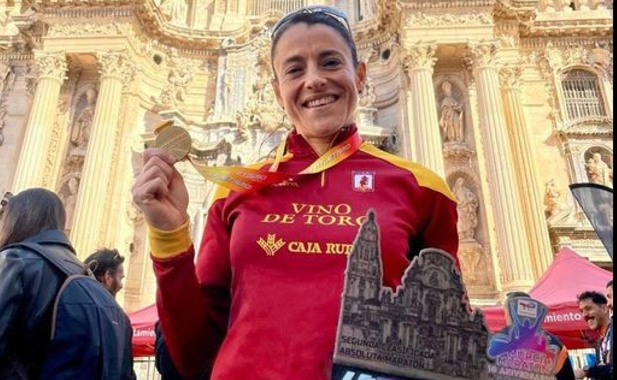 Verónica Sánchez, con sus trofeos en Murcia. 