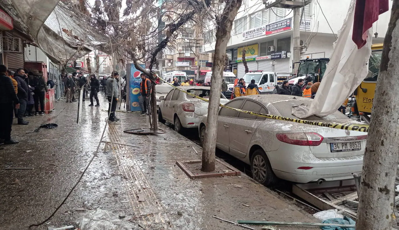 Coches cubiertos de escombros en una céntrica calle de Diyarbakir. 