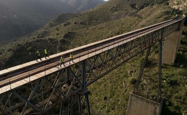 Imagen principal - Miguel Heras y Gema Martín, padrinos de lujo del I Trail Camino de Hierro