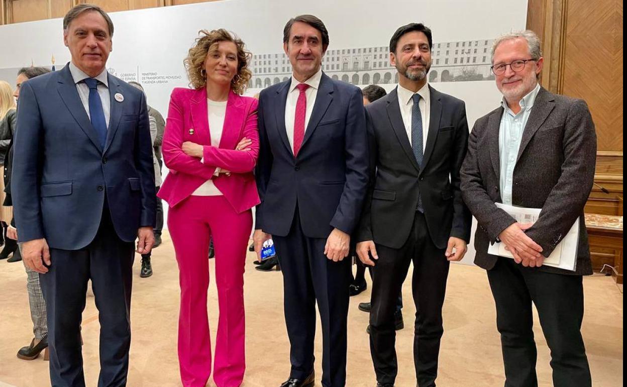 El alcalde, Carlos García Carbayo, junto a la directora general de vivienda y el consejero de Fomento, Juan Carlos Suárez-Quiñones. 