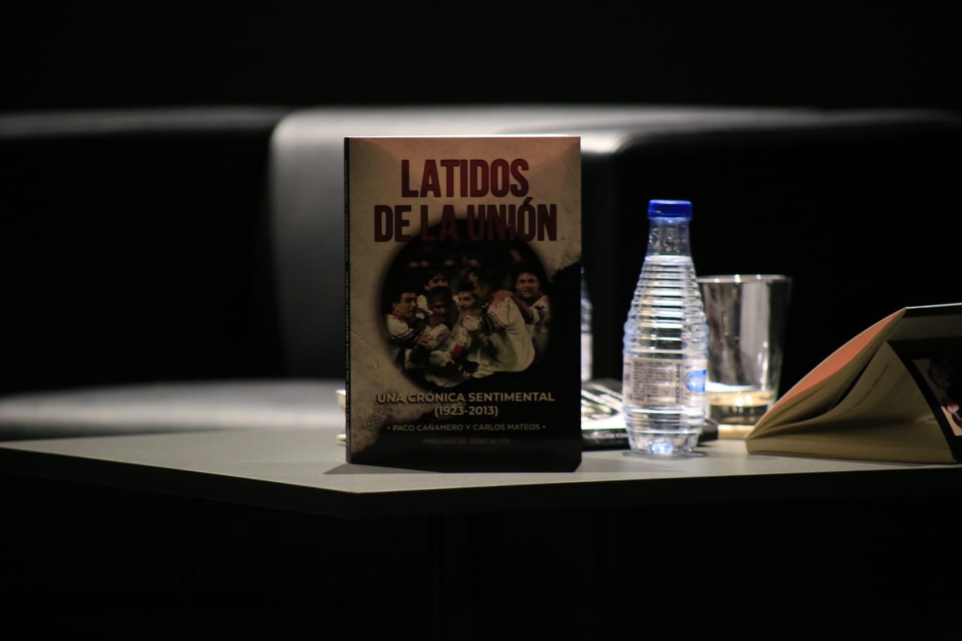 Fotos: Históricos de la UDS asisten a la presentación del libro que homenajea al club