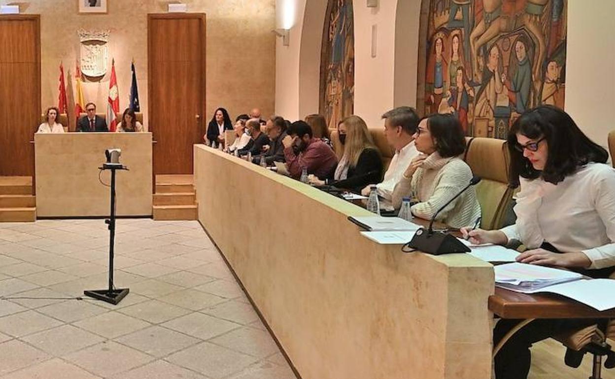 Miembros de la oposición en un pleno del Ayuntamiento.