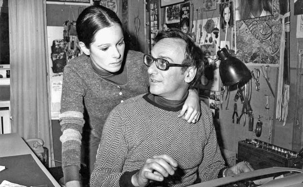 Carlos Saura y su compañera Geraldine Chaplin en 1974.