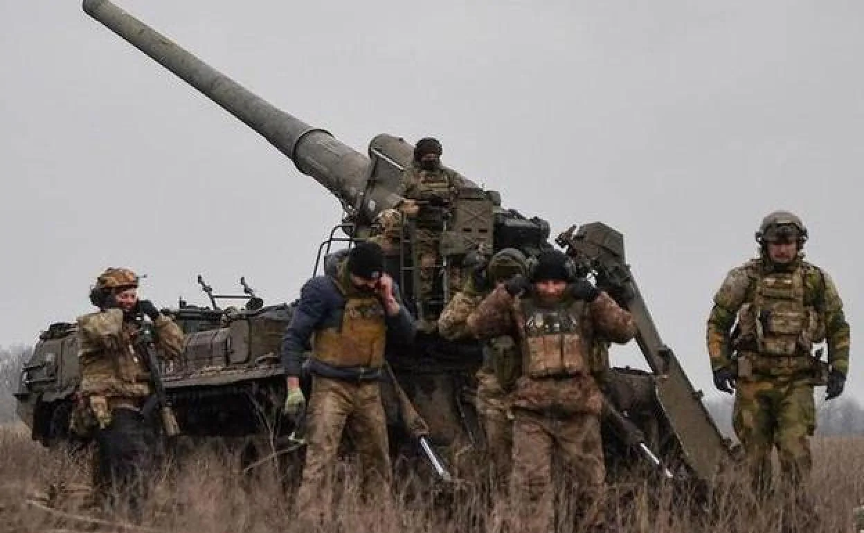 Militares ucranianos se preparan para disparar en la zona de Bajmut