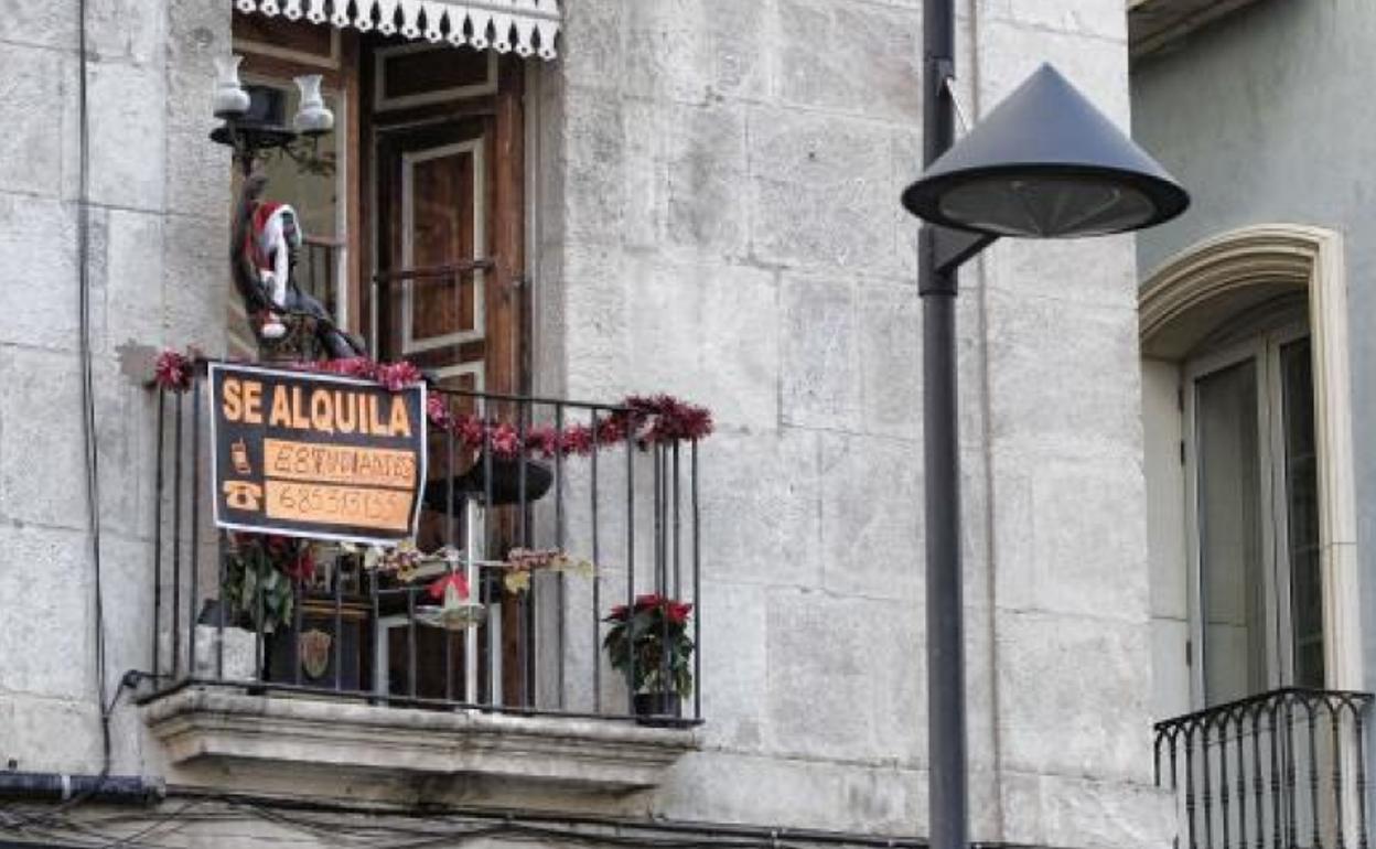 Un cartel de 'se alquila' en una vivienda.