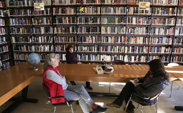 Imagen principal - La biblioteca que reivindicó la lectura en los barrios más humildes de Salamanca cumple una década