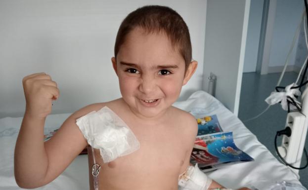 El pequeño Alberto se despide del hospital tras ocho meses de incertidumbre