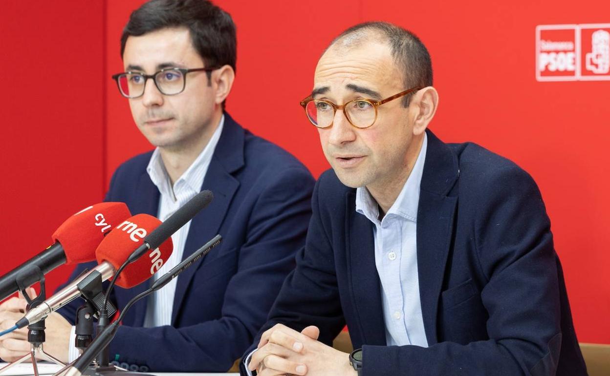 El secretario general del PSOE de Salamanca David Serrada junto al portavoz municipal en el Consistorio, José Luis Mateos.
